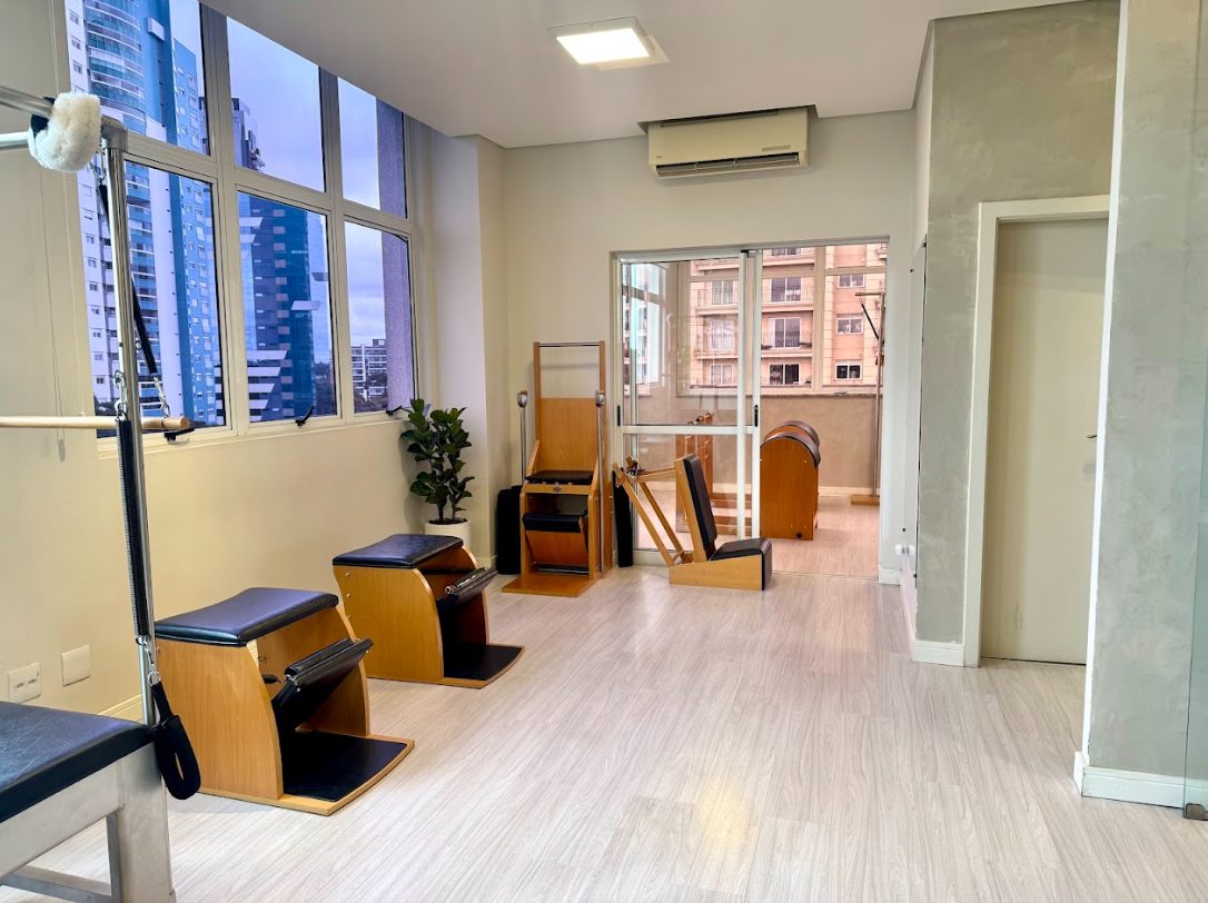 Sala de atendimento com aparelhos de Pilates